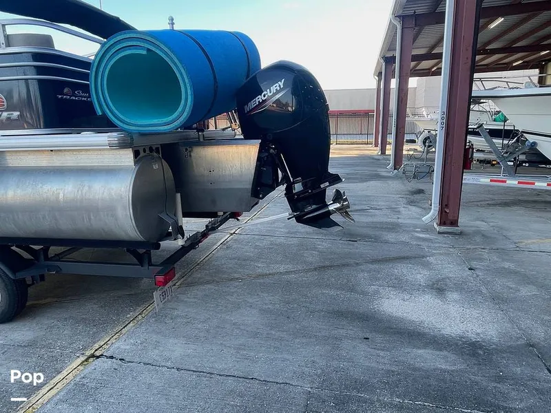 Slide: The Image of Sun Tracker Party Barge 22 DLX 2022 - 15041756