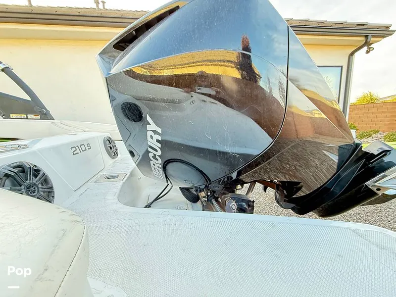 Slide: The Image of Tahoe 210S 2022 - 14943384