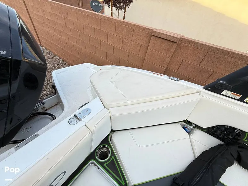 Slide: The Image of Tahoe 210S 2022 - 14943116