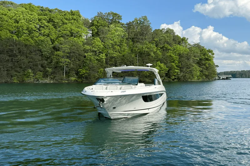 Slide: The Image of Sea Ray 400 SLX 2025 - 10