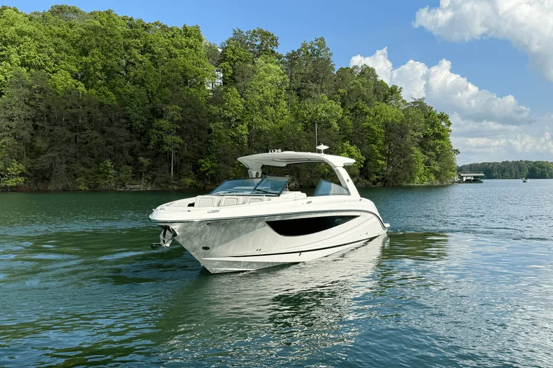 Slide: The Image of Sea Ray 400 SLX 2025 - 11