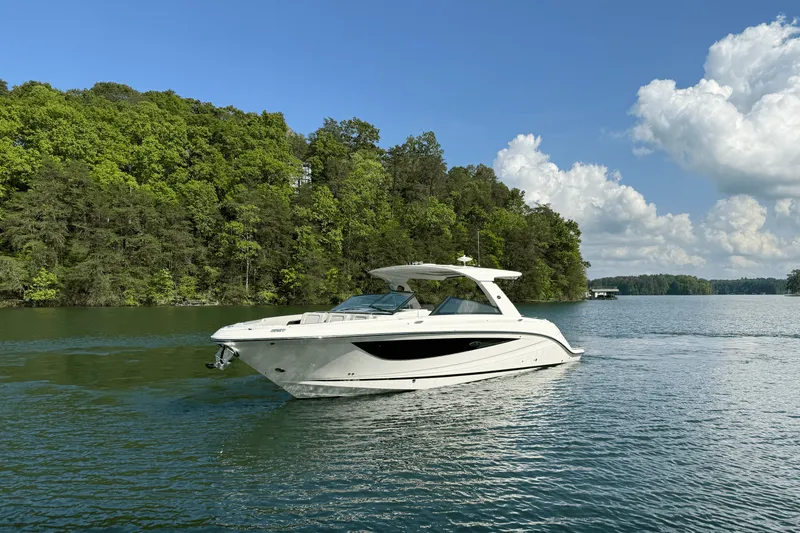 Slide: The Image of Sea Ray 400 SLX 2025 - 13