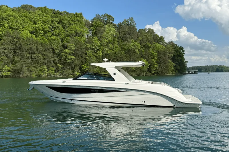 Slide: The Image of Sea Ray 400 SLX 2025 - 14