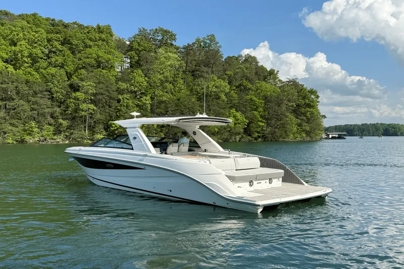 Slide: The Image of Sea Ray 400 SLX 2025 - 16