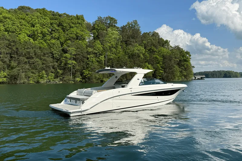 Slide: The Image of Sea Ray 400 SLX 2025 - 17