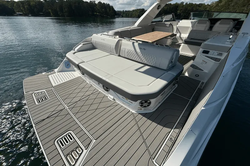 Slide: The Image of Sea Ray 400 SLX 2025 - 19