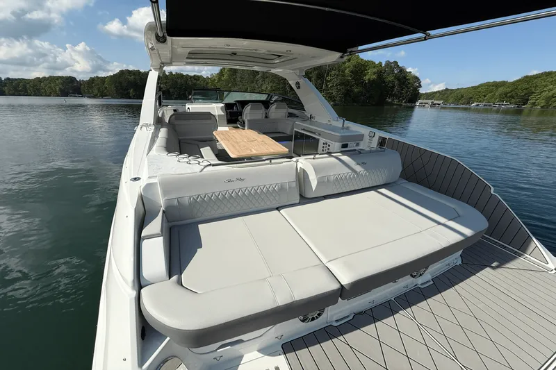 Slide: The Image of Sea Ray 400 SLX 2025 - 20