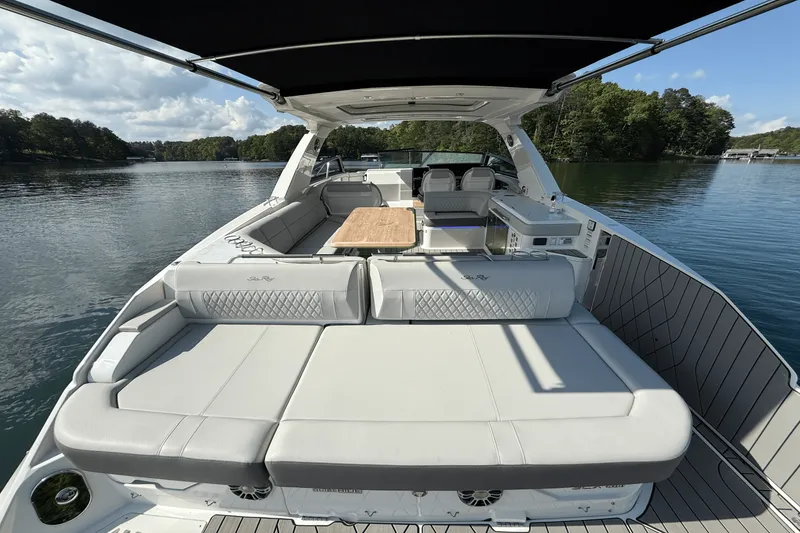 Slide: The Image of Sea Ray 400 SLX 2025 - 21