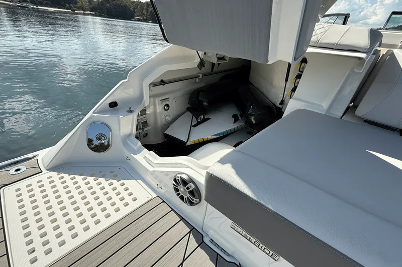 Slide: The Image of Sea Ray 400 SLX 2025 - 22