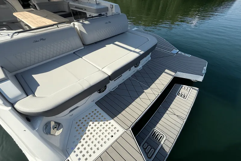 Slide: The Image of Sea Ray 400 SLX 2025 - 23