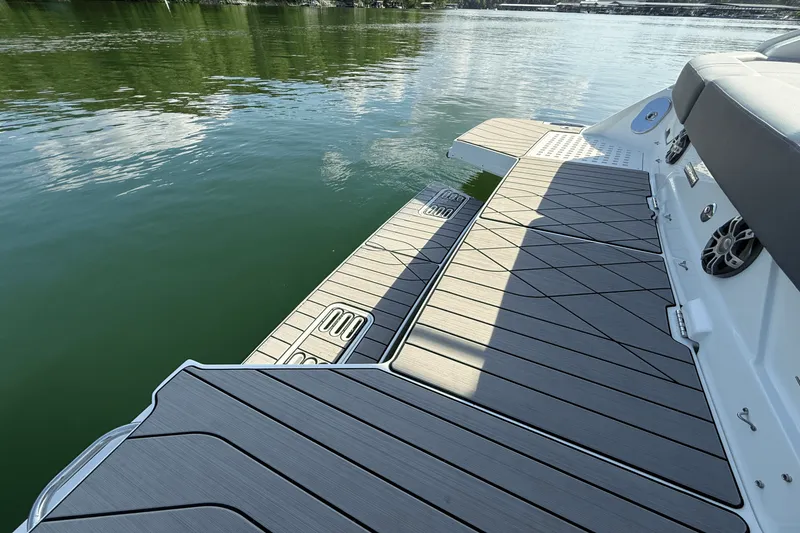 Slide: The Image of Sea Ray 400 SLX 2025 - 24