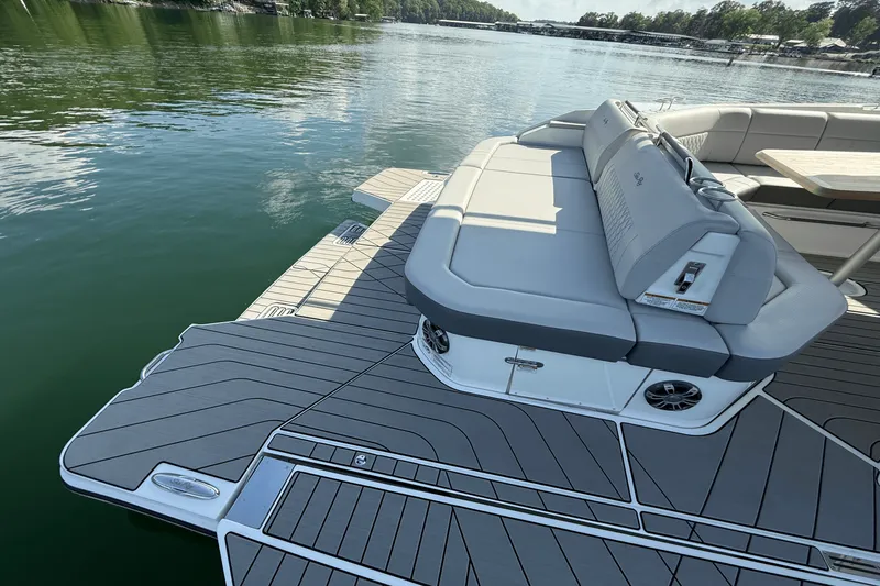 Slide: The Image of Sea Ray 400 SLX 2025 - 25