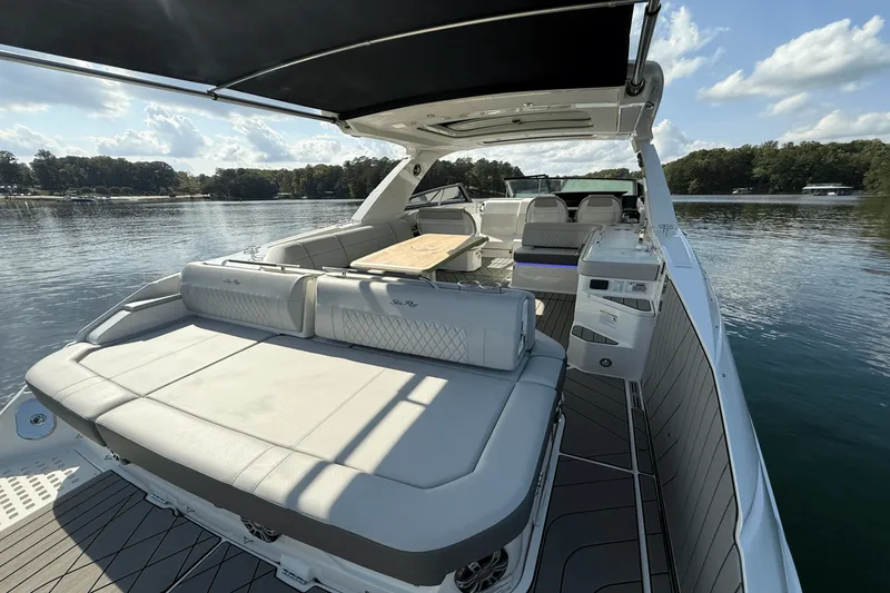 Slide: The Image of Sea Ray 400 SLX 2025 - 27