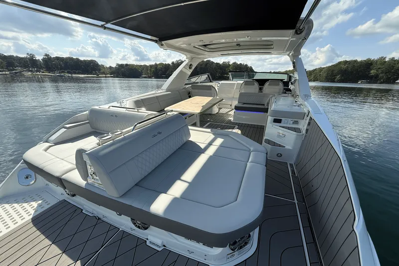 Slide: The Image of Sea Ray 400 SLX 2025 - 28