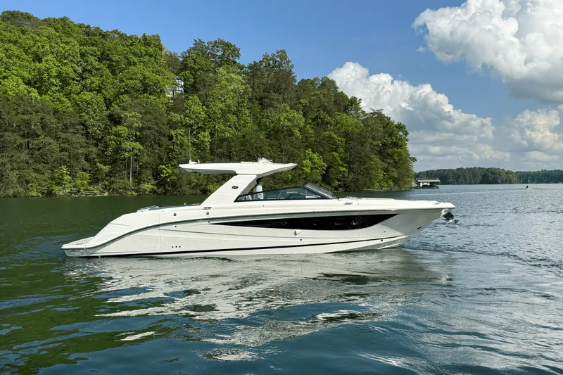 Slide: The Image of Sea Ray 400 SLX 2025 - 3