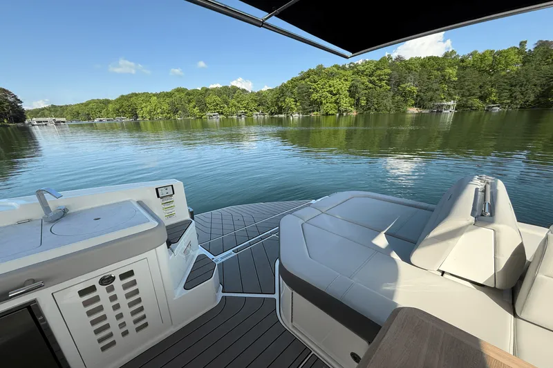 Slide: The Image of Sea Ray 400 SLX 2025 - 30