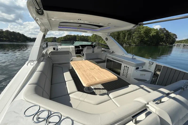 Slide: The Image of Sea Ray 400 SLX 2025 - 31