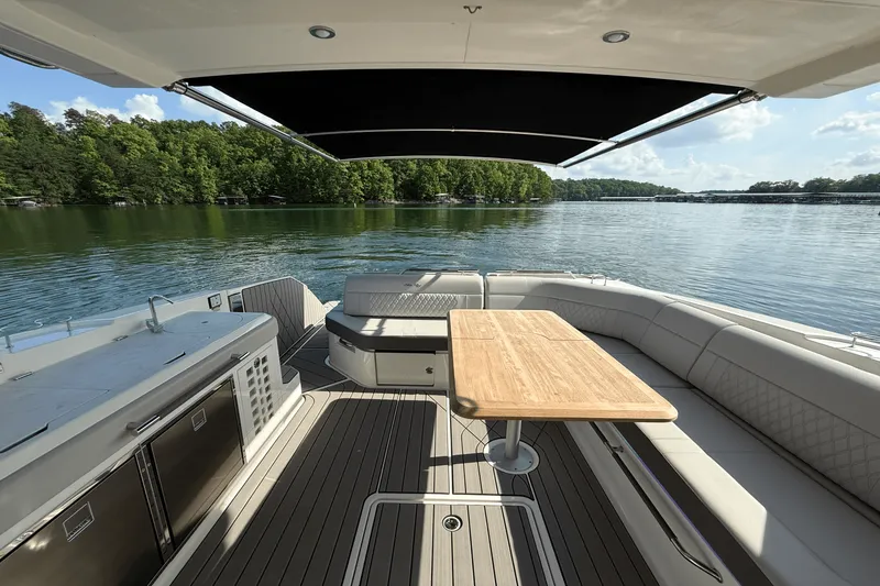 Slide: The Image of Sea Ray 400 SLX 2025 - 32