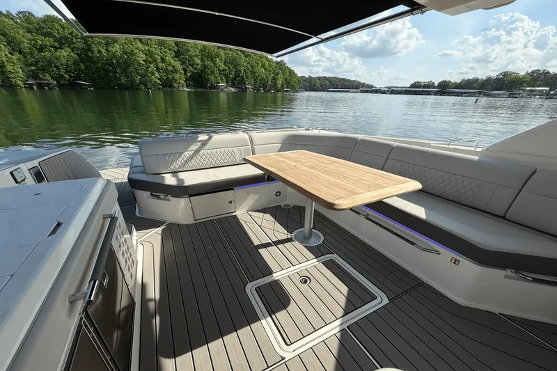 Slide: The Image of Sea Ray 400 SLX 2025 - 33