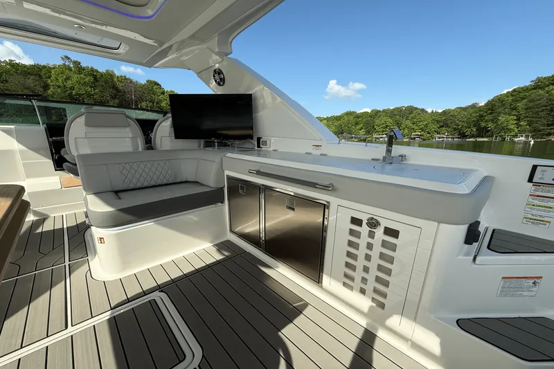 Slide: The Image of Sea Ray 400 SLX 2025 - 34