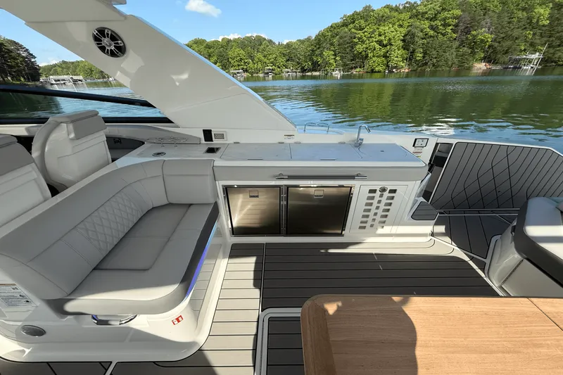 Slide: The Image of Sea Ray 400 SLX 2025 - 35