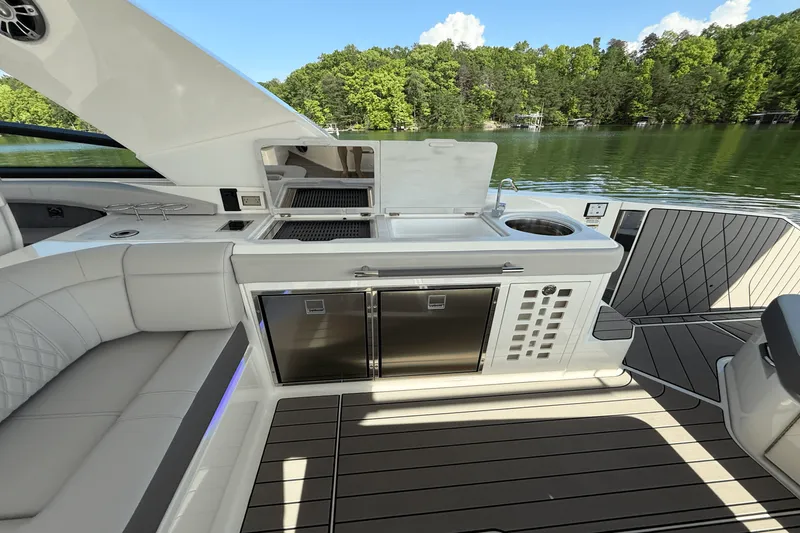 Slide: The Image of Sea Ray 400 SLX 2025 - 36