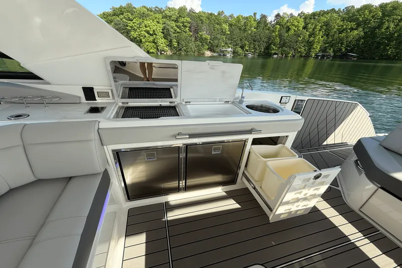 Slide: The Image of Sea Ray 400 SLX 2025 - 37