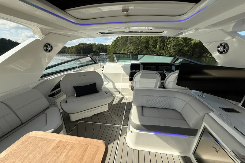 Slide: The Image of Sea Ray 400 SLX 2025 - 39