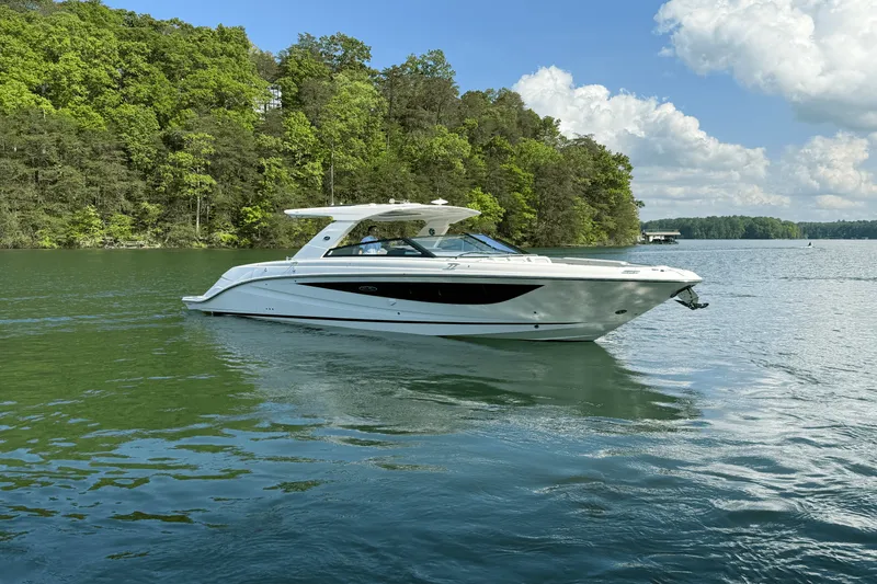 Slide: The Image of Sea Ray 400 SLX 2025 - 4