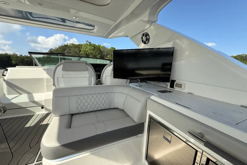 Slide: The Image of Sea Ray 400 SLX 2025 - 40