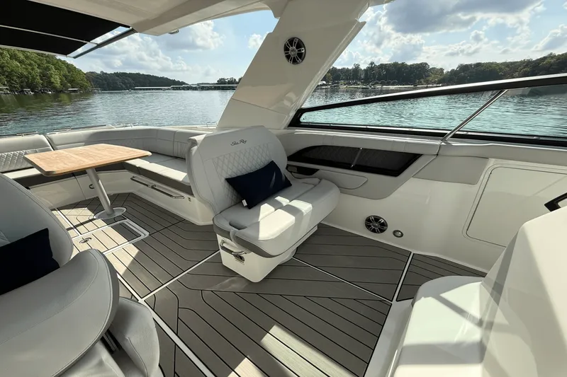 Slide: The Image of Sea Ray 400 SLX 2025 - 42