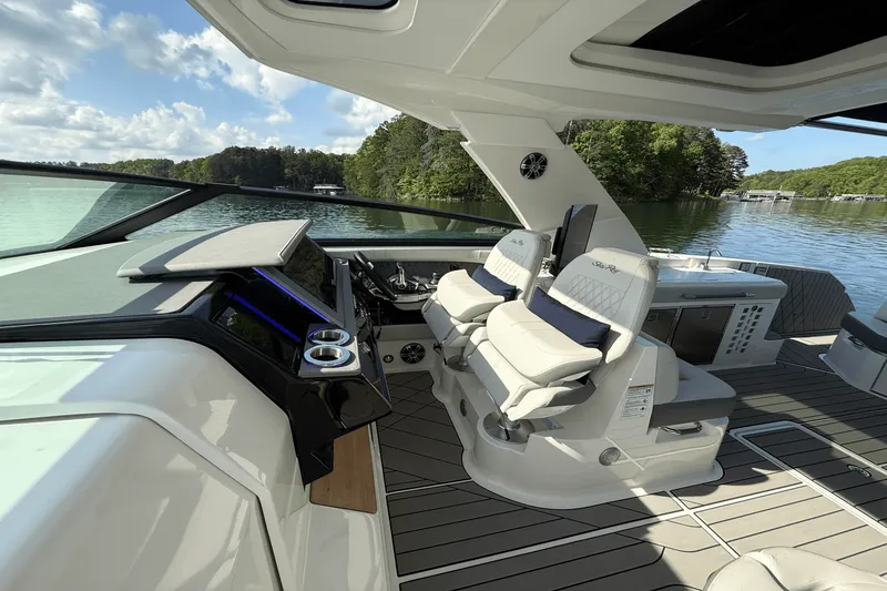 Slide: The Image of Sea Ray 400 SLX 2025 - 43