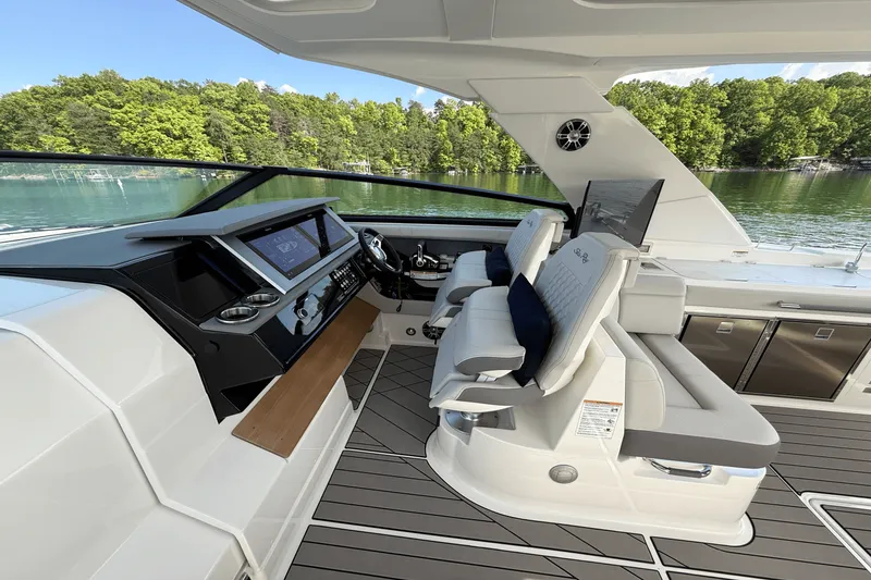 Slide: The Image of Sea Ray 400 SLX 2025 - 44