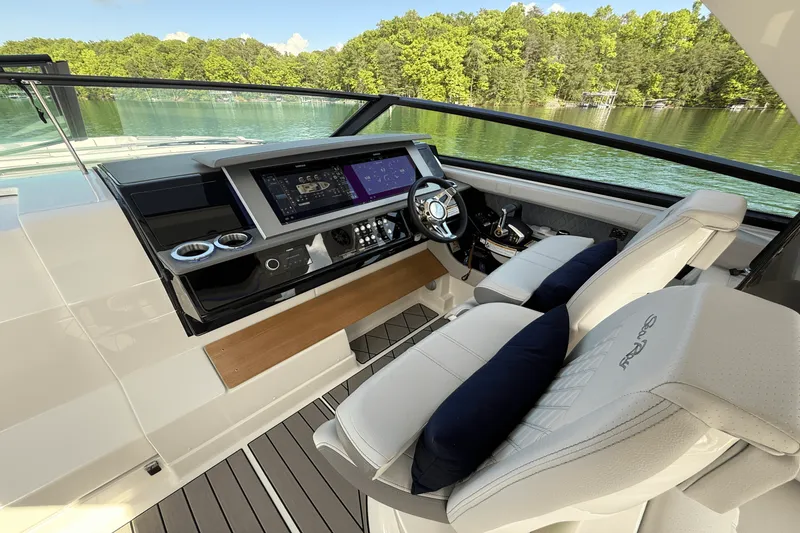 Slide: The Image of Sea Ray 400 SLX 2025 - 47