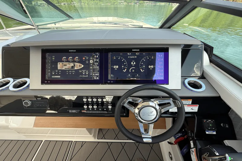 Slide: The Image of Sea Ray 400 SLX 2025 - 48