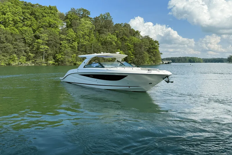 Slide: The Image of Sea Ray 400 SLX 2025 - 5