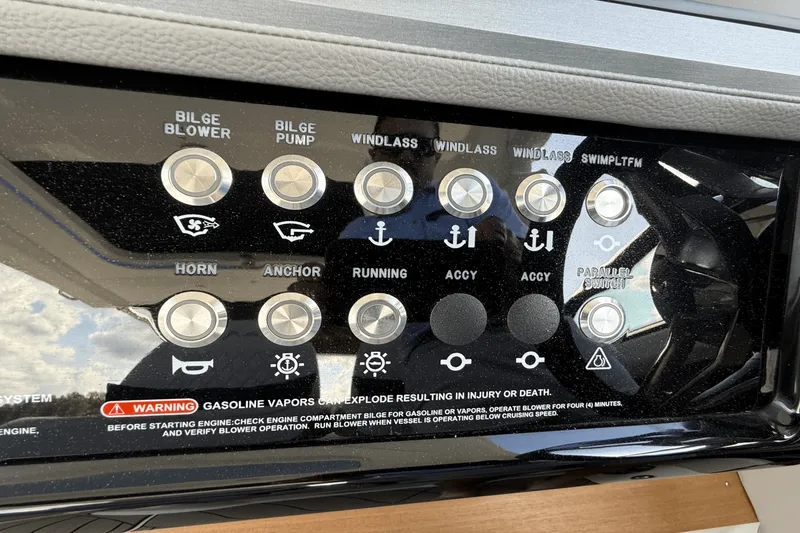 Slide: The Image of Sea Ray 400 SLX 2025 - 51