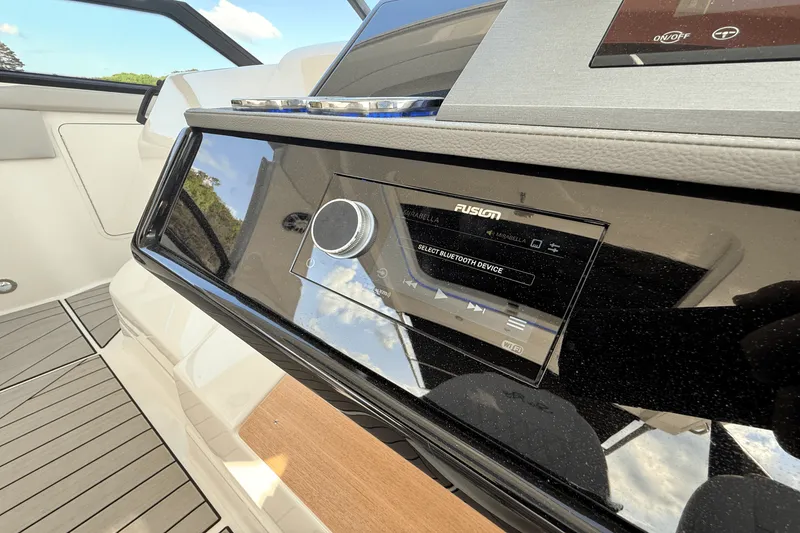 Slide: The Image of Sea Ray 400 SLX 2025 - 52