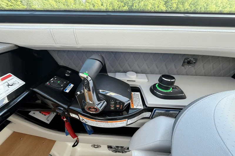 Slide: The Image of Sea Ray 400 SLX 2025 - 54