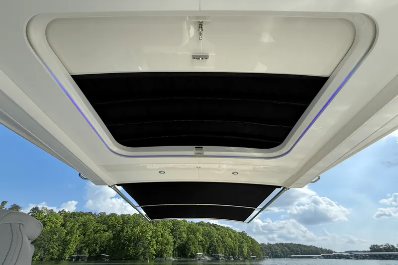 Slide: The Image of Sea Ray 400 SLX 2025 - 57