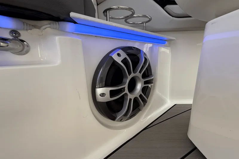 Slide: The Image of Sea Ray 400 SLX 2025 - 59