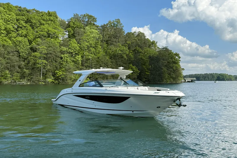 Slide: The Image of Sea Ray 400 SLX 2025 - 6