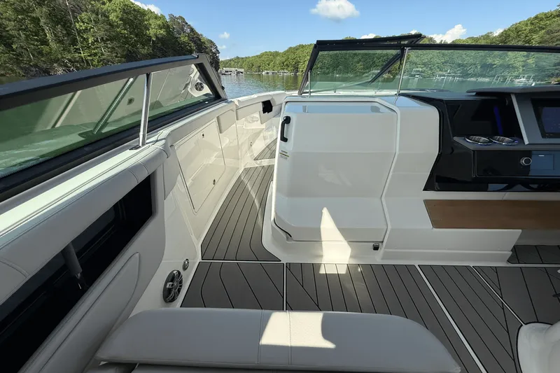 Slide: The Image of Sea Ray 400 SLX 2025 - 60