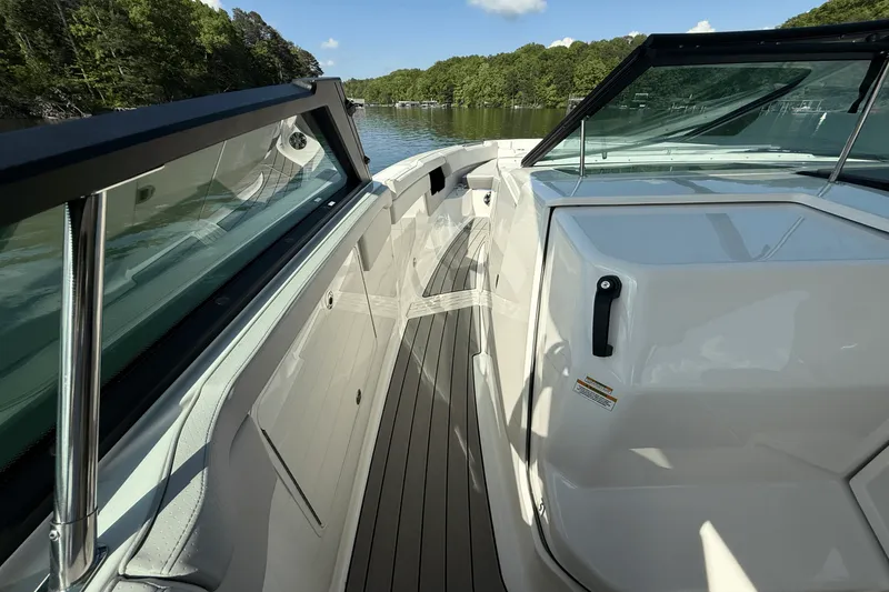 Slide: The Image of Sea Ray 400 SLX 2025 - 61