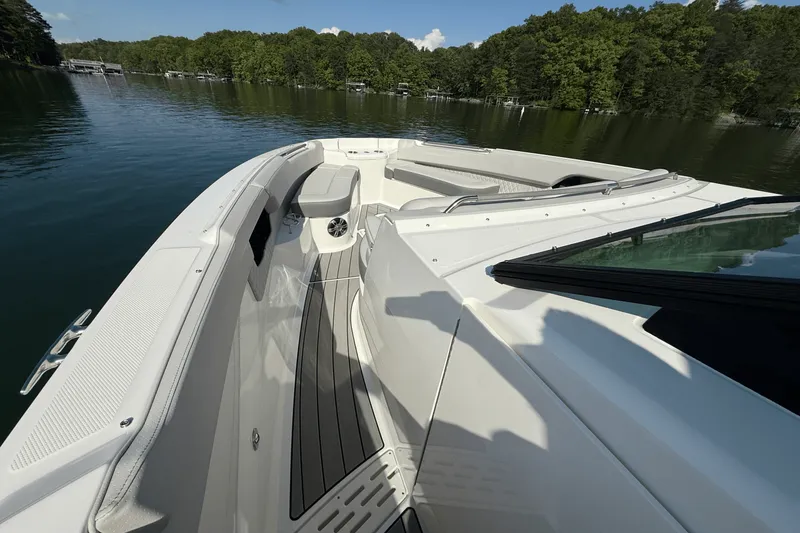 Slide: The Image of Sea Ray 400 SLX 2025 - 62