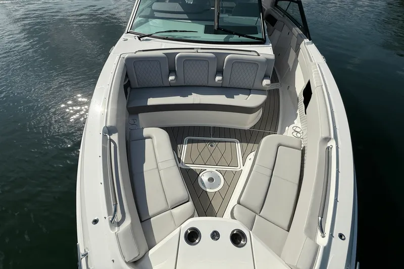 Slide: The Image of Sea Ray 400 SLX 2025 - 67