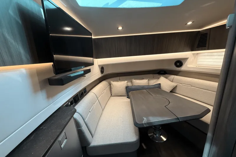 Slide: The Image of Sea Ray 400 SLX 2025 - 68