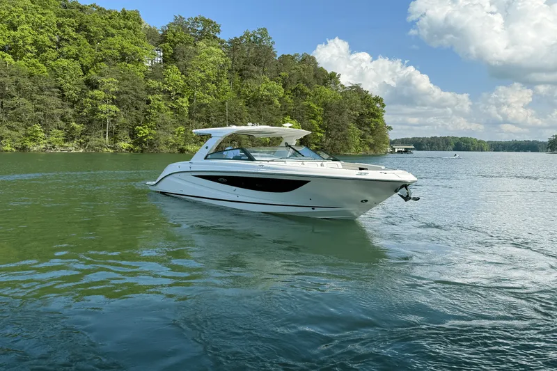 Slide: The Image of Sea Ray 400 SLX 2025 - 7