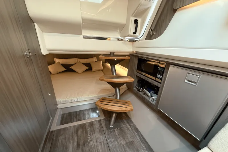 Slide: The Image of Sea Ray 400 SLX 2025 - 71