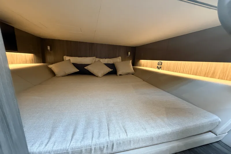 Slide: The Image of Sea Ray 400 SLX 2025 - 72